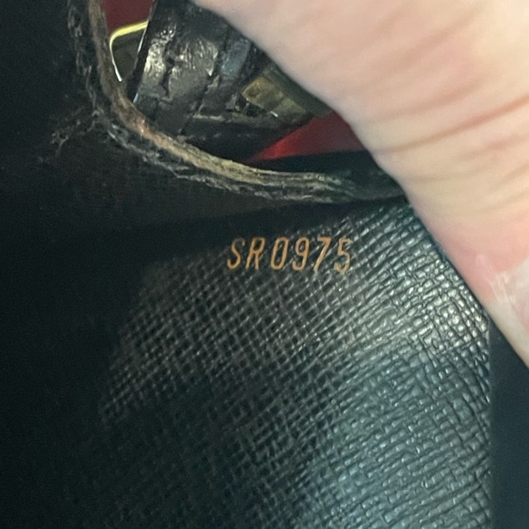 LOUIS VUITTON BLACK EPI LEATHER CLUTCH CONVERSION TO CROSS BODY BAG - Picture 14 of 17